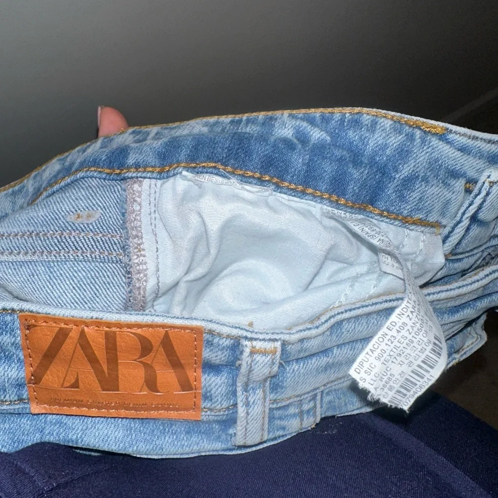 Zara Straight Leg Raw Hem Dark Acid Wash Blue Denim Jeans size 2